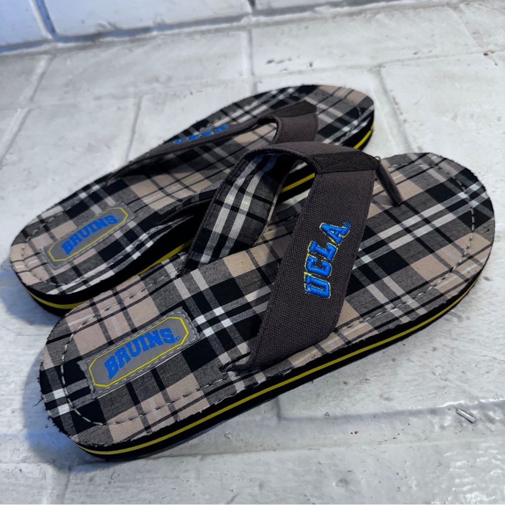 NWOT UCLA Bruins unisex lightweight flip flops